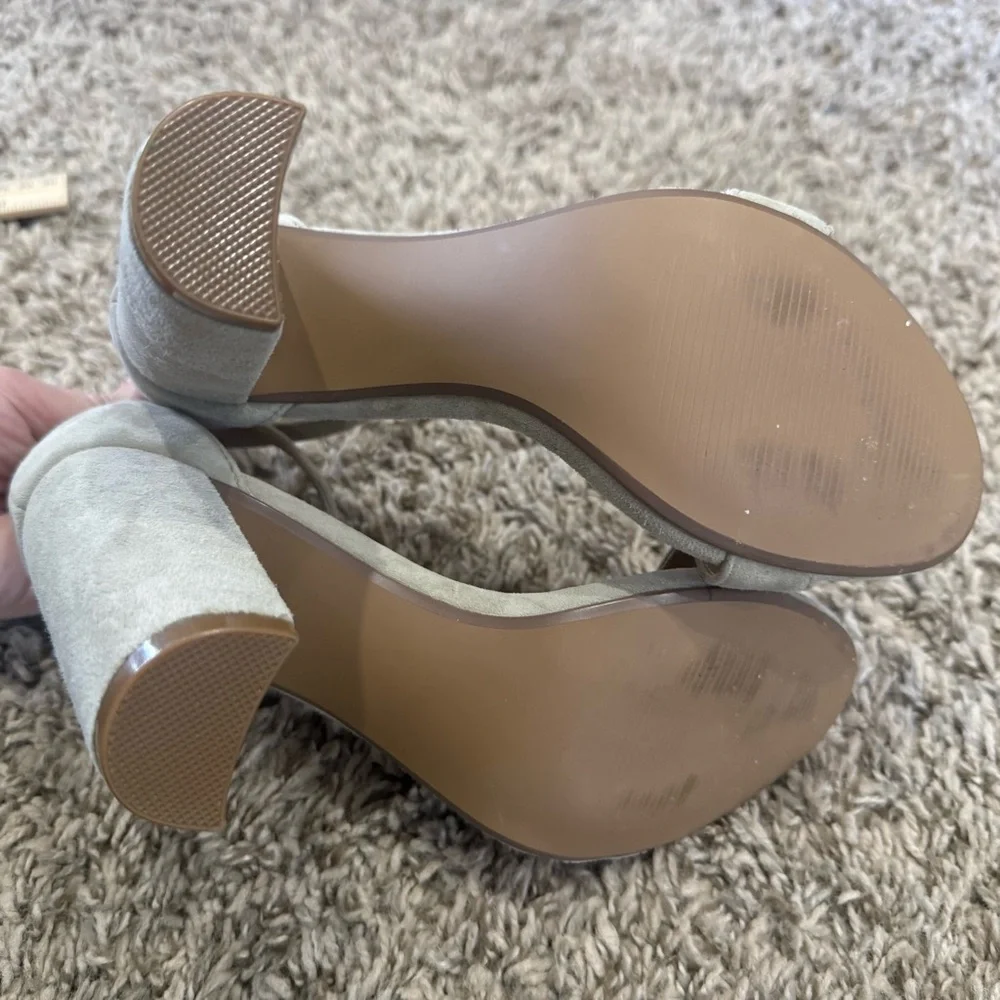 Steve Madden Carrson Sandals / Block Heels Size 7 in Grey/Taupe Suede Leather